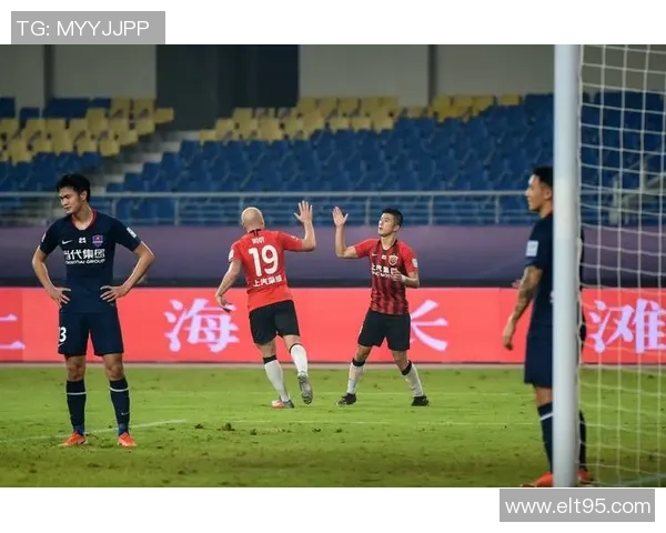 2013年上海上港与上海申鑫激战成名的经典对决回顾