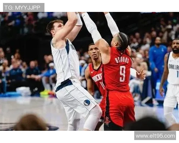 2005年NBA季后赛火箭与小牛第四场激战回顾与精彩瞬间分析